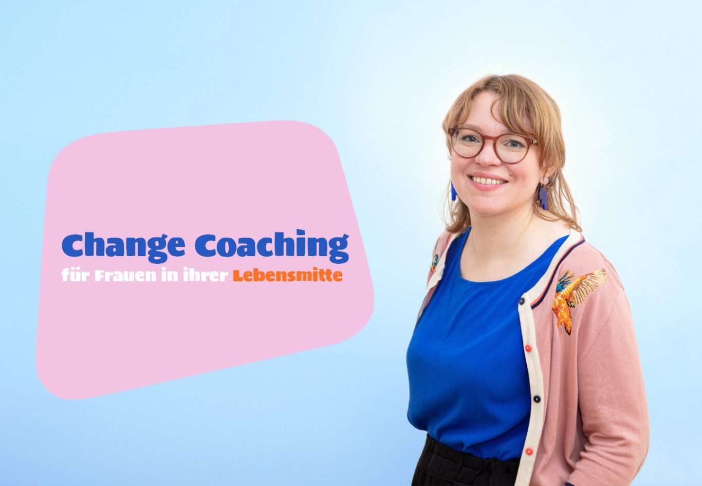 Frau mit Brille und lila Polka-Dot-Bluse lächelt vor einem Fenster, Text: "Change Coaching".