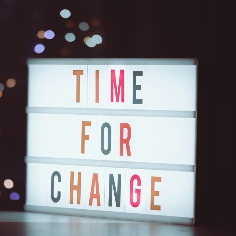 Leuchtschrift mit den Worten "TIME FOR CHANGE" in bunten Buchstaben.